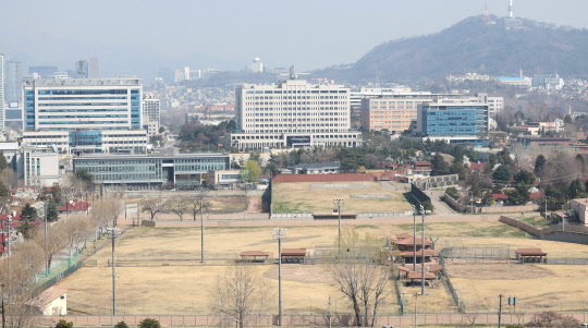 대통령 집무실 국방부 청사 이전을 위한 정부와 윤석열 대통령 당선인 측 실무협의가 마무리된 것으로 알려진 가운데 3일 서울 용산구 국방부 청사(오른쪽)와 합동참모본부 건물(왼쪽), 인근 부지의 모습. <연합뉴스>